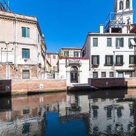 Ln Luxe Apartment Venice Canal View Bagian luar foto