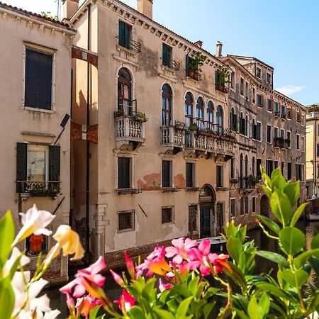 Ln Luxe Apartment Venice Canal View Bagian luar foto