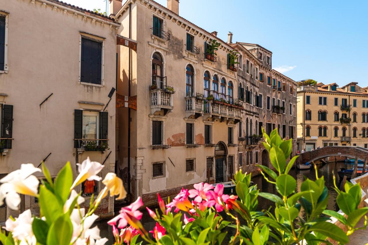 Ln Luxe Apartment Venice Canal View Bagian luar foto